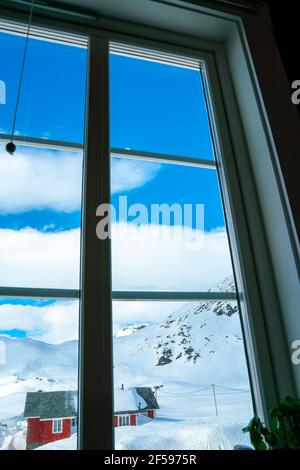 Ammira la finestra delle montagne innevate in una fredda giornata di inverni. Foto Stock