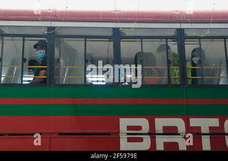 Sylhet, Bangladesh. 25 Marzo 2021. 147 passeggeri (compreso un Kid) che sono venuti da Londra al Bangladesh devono rimanere in 14 giorni di quarantena obbligatoria presso l'hotel istruito dall'Amministrazione del Distretto di Sylhet. Sylhet, Bangladesh. Credit: Notizie dal vivo di Mmaggioranza del mondo CIC/Alamy Foto Stock