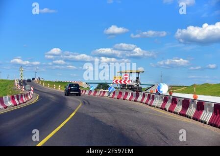 Regolazione temporanea del traffico in caso di lavori o attività su strade pubbliche. Sicurezza delle zone di lavoro su strada. Costruzione e sviluppo pr Foto Stock