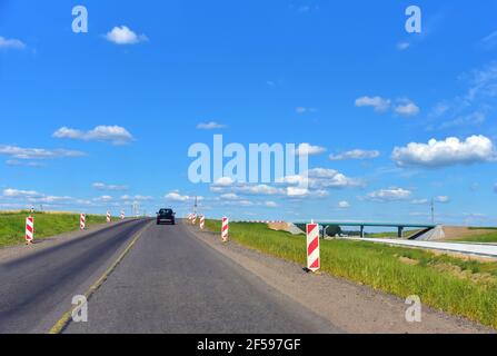 Regolazione temporanea del traffico in caso di lavori o attività su strade pubbliche. Sicurezza delle zone di lavoro su strada. Costruzione e sviluppo pr Foto Stock