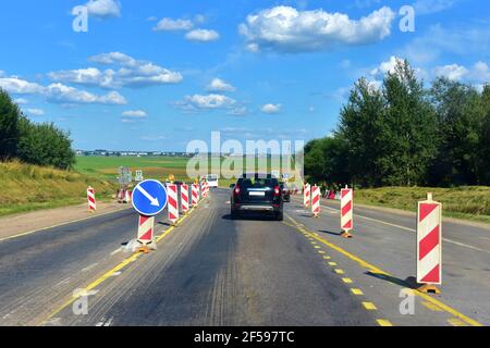 Regolazione temporanea del traffico in caso di lavori o attività su strade pubbliche. Sicurezza delle zone di lavoro su strada. Costruzione e sviluppo pr Foto Stock