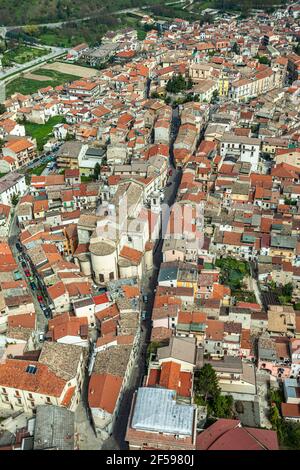 vista aerea di un antico borgo montano dove la strada principale era il tratturo o transumanza. Pratola Peligna, provincia di l'Aquila, Abruzzo Foto Stock