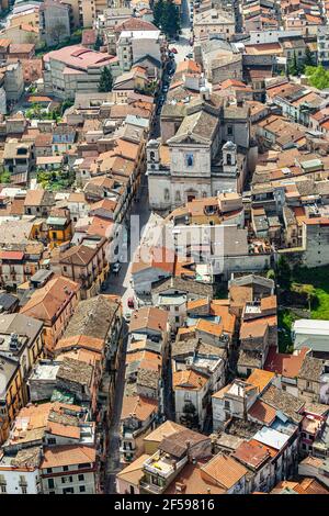 Veduta aerea del paese di Pratola Peligna, la strada principale e il santuario circondato da case. Pratola Peligna, provincia di l'Aquila, Abruzzo Foto Stock