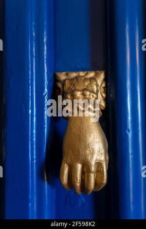 Bussatore della porta sotto forma di mani, Algarve, Portogallo Foto Stock