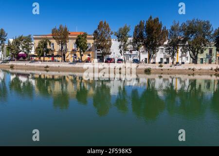 Una vista della città storica lungo il fiume Gilao, East Algarve, Portogallo Foto Stock