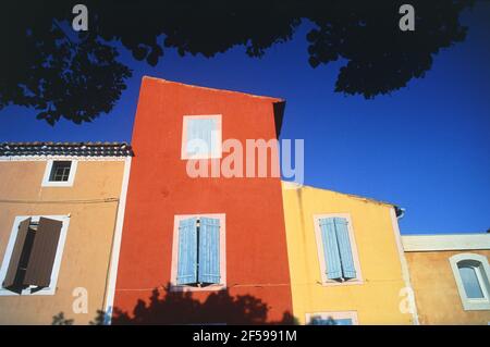 Edifici colorati a Roussillon, Francia sud-orientale Foto Stock