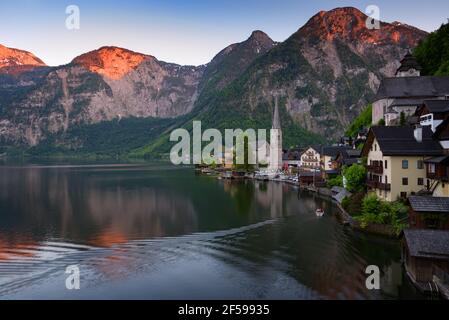 Classica vista da cartolina della famosa cittadina sul lago di Hallstatt nelle Alpi in un crepuscolo d'estate, regione Salzkammergut, Austria Foto Stock