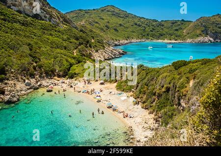 Spiaggia di Porto Timoni sull'isola di Corfù in Grecia. Splendida vista panoramica sulle montagne verdi, mare limpido, baia appartata dei Pirati e doppia pietra Foto Stock