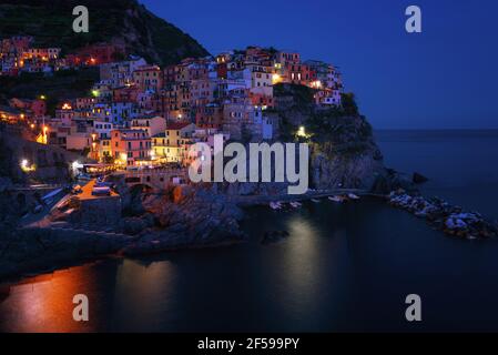 Magnifica vista notturna del villaggio di Manarola. Manarola è uno dei cinque paesi famosi del Parco Nazionale delle cinque Terre. Liguria, Italia Foto Stock