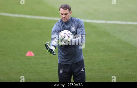 Duisburg, Germania. 2021. Firo: 24.03.2021 Fuvuball, Calcio: LV§nderspiel Nationalmannschaft Germania, GER Training Manuel Neuer | Use worldwide Credit: dpa/Alamy Live News Foto Stock