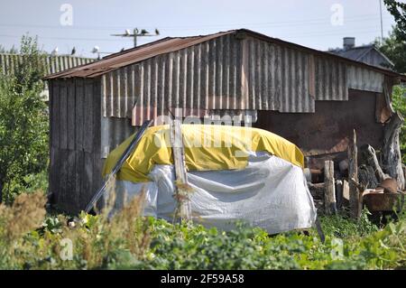 il vecchio fienile del villaggio è coperto di ardesia vecchia. Foto Stock