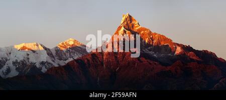 Vista del tramonto di colore rosso del monte Machhapuchhre, zona di Annapurna, Nepal himalaya Foto Stock