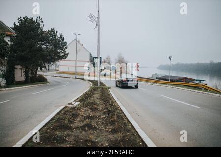 DISTRETTO DI BRCKO, BOSNIA-ERZEGOVINA - 18 dicembre 2020: Strade del distretto di Brcko durante il freddo giorno d'inverno Foto Stock