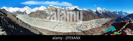 Vista panoramica del ghiacciaio Ngozumba e della grande catena dell'himalaya, del Monte Everest, del Lhotse Cho Oyu e Makalu, del lago e del villaggio di Gokyo, da Gokyo Ri, Nepal H. Foto Stock