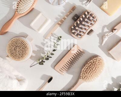 Vari articoli ecologici dal bagno per la cura del viso e del corpo e l'igiene su sfondo bianco. Concetto di zero sprechi. Vista dall'alto Foto Stock