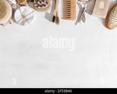 Vari articoli ecologici dal bagno per la cura del viso e del corpo e l'igiene su sfondo bianco. Concetto di zero sprechi. Vista dall'alto Foto Stock