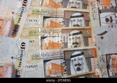 La banconota da 10 riyals dell'Arabia Saudita, il riyal Saudita è la valuta dell'Arabia Saudita, focalizzata in modo selettivo sui dieci riyals con la foto del re Foto Stock