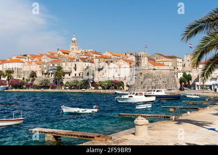 La città vecchia di Korcula vista dal lungomare dell'isola di Korcula in Croazia in una soleggiata giornata estiva. Foto Stock