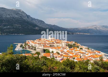 Vista sul centro storico di Korcula, risalente all'epoca veneziana, dalla collina che domina la città sul mare Adriatico in Croazia Foto Stock