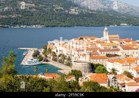 Vista sul centro storico di Korcula, risalente all'epoca veneziana, dalla collina che domina la città sul mare Adriatico in Croazia Foto Stock