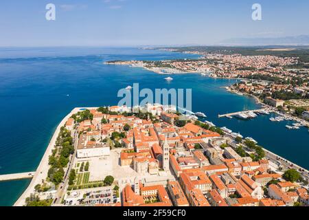 Vista aerea della città vecchia di Zara e la Cattedrale di Sant'Anastasia in Croazia in estate Foto Stock