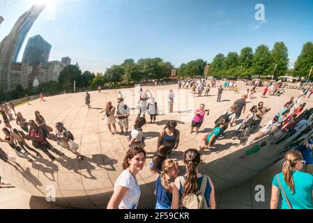 Chicago, Illinois, USA - 15 agosto 2014: I turisti che visitano Cloud Gate, una delle sculture più uniche e interessanti di decenni, grazie alla promozione Foto Stock