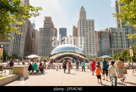 Chicago, Illinois, USA - 15 agosto 2014: I turisti che visitano Cloud Gate, una delle sculture più uniche e interessanti di decenni, grazie alla promozione Foto Stock