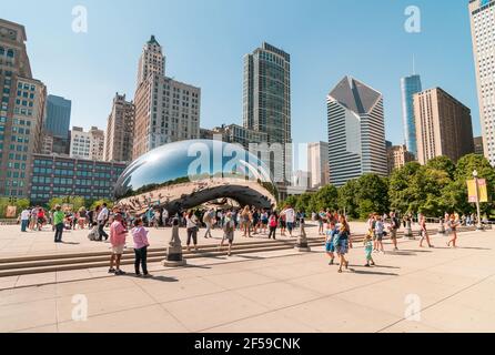 Chicago, Illinois, USA - 15 agosto 2014: I turisti che visitano Cloud Gate, una delle sculture più uniche e interessanti di decenni, grazie alla promozione Foto Stock