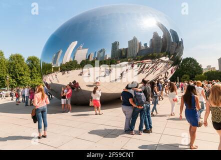 Chicago, Illinois, USA - 15 agosto 2014: I turisti che visitano Cloud Gate, una delle sculture più uniche e interessanti di decenni, grazie alla promozione Foto Stock