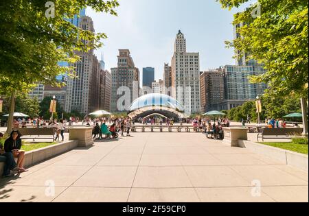 Chicago, Illinois, USA - 15 agosto 2014: I turisti che visitano Cloud Gate, una delle sculture più uniche e interessanti di decenni, grazie alla promozione Foto Stock