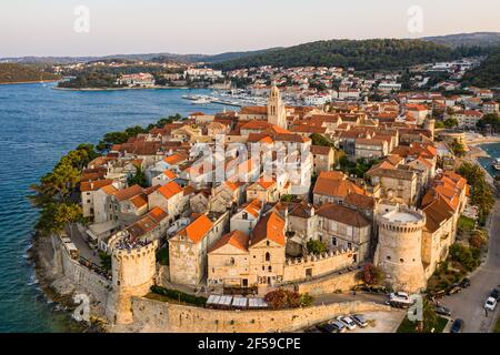 Spettacolare vista aerea della famosa città vecchia di Korcula Il mare Adriatico in Croazia Foto Stock