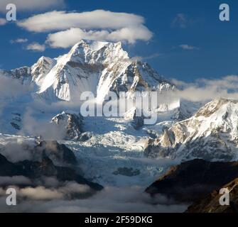 Vista da Gokyo Ri al monte Gyachung Kang 7952m tra le nuvole vicino a Cho Oyu, percorso di trekking a tre passi, parco nazionale Sagarmatha, valle Khumbu, Nepa Foto Stock