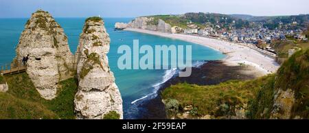 Vista dalla Porte d’Aval della costa e della spiaggia A Étretat Foto Stock