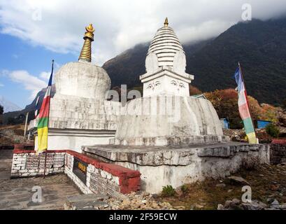 Stupa buddista o Chorten sulla strada per il campo base Everest, villaggio Chaurikharka, valle Khumbu, Solukhumbu, buddismo Nepal Foto Stock