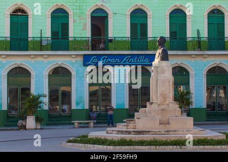 Cuba, Provincia di Camaguey, Camaguey, Ignacio Agramonte, la Gran Antilla - al piano superiore sono appartamenti residenziali, al piano inferiore il Potemkin Store Foto Stock