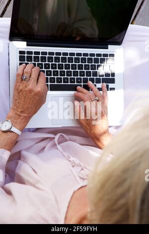 Primo piano ritratto da sopra di donna anziana che lavora su computer portatile Foto Stock