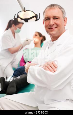 Donna fa stretching esterno con il suo personal trainer su un grande giorno d'estate Foto Stock