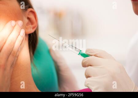 Donna fa stretching esterno con il suo personal trainer su un grande giorno d'estate Foto Stock