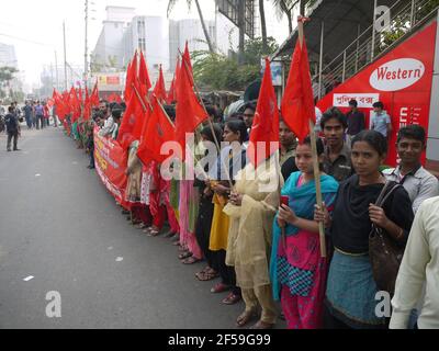 I lavoratori del settore dell’abbigliamento in Bangladesh dimostrano di avere un lavoro migliore Condizioni a Dhaka Foto Stock