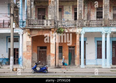 Cuba, Camaguey, Provincia di Camaguey, scena stradale, Avenue de los Martyres Foto Stock