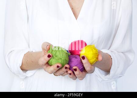 Womand contenente palle multicolore di filato di lana Foto Stock