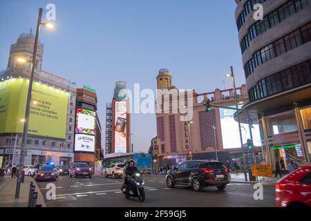 Madrid, Spagna. 24 Marzo 2021. La commissione per l'ambiente del Parlamento europeo ha approvato giovedì una relazione nella quale la Commissione è invitata a «stabilire nuove disposizioni giuridiche nelle direttive sulla qualità dell'aria per evitare politiche e misure locali che si sono dimostrate efficaci», non a «essere invertite senza una spiegazione o una valutazione approfondita». Inoltre, gli eurodeputati hanno sostenuto un emendamento in cui si impegnano a implementare misure di mobilità sostenibile e zone a basse emissioni. (Foto di Alberto Sibaja/Pacific Press) Credit: Pacific Press Media Production Corp./Alamy Live News Foto Stock