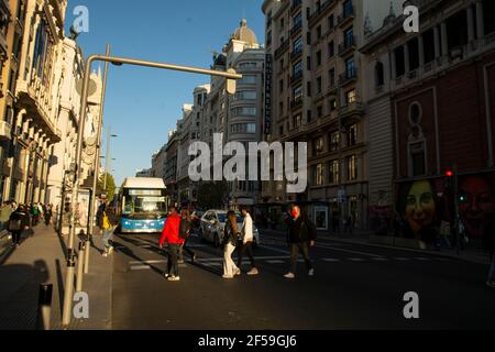Madrid, Spagna. 24 Marzo 2021. La commissione per l'ambiente del Parlamento europeo ha approvato giovedì una relazione nella quale la Commissione è invitata a «stabilire nuove disposizioni giuridiche nelle direttive sulla qualità dell'aria per evitare politiche e misure locali che si sono dimostrate efficaci», non a «essere invertite senza una spiegazione o una valutazione approfondita». Inoltre, gli eurodeputati hanno sostenuto un emendamento in cui si impegnano a implementare misure di mobilità sostenibile e zone a basse emissioni. (Foto di Alberto Sibaja/Pacific Press) Credit: Pacific Press Media Production Corp./Alamy Live News Foto Stock