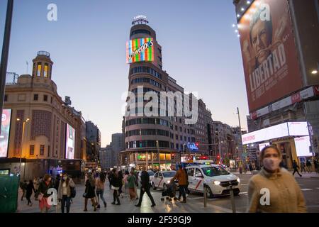 Madrid, Spagna. 24 Marzo 2021. La commissione per l'ambiente del Parlamento europeo ha approvato giovedì una relazione nella quale la Commissione è invitata a «stabilire nuove disposizioni giuridiche nelle direttive sulla qualità dell'aria per evitare politiche e misure locali che si sono dimostrate efficaci», non a «essere invertite senza una spiegazione o una valutazione approfondita». Inoltre, gli eurodeputati hanno sostenuto un emendamento in cui si impegnano a implementare misure di mobilità sostenibile e zone a basse emissioni. (Foto di Alberto Sibaja/Pacific Press) Credit: Pacific Press Media Production Corp./Alamy Live News Foto Stock
