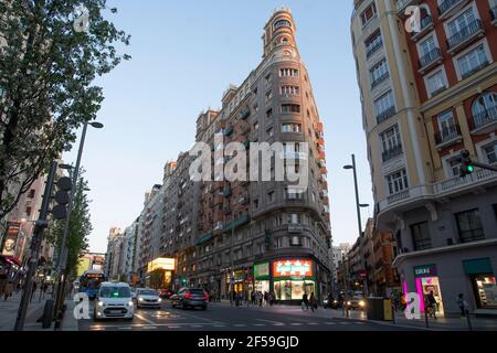 Madrid, Spagna. 24 Marzo 2021. La commissione per l'ambiente del Parlamento europeo ha approvato giovedì una relazione nella quale la Commissione è invitata a «stabilire nuove disposizioni giuridiche nelle direttive sulla qualità dell'aria per evitare politiche e misure locali che si sono dimostrate efficaci», non a «essere invertite senza una spiegazione o una valutazione approfondita». Inoltre, gli eurodeputati hanno sostenuto un emendamento in cui si impegnano a implementare misure di mobilità sostenibile e zone a basse emissioni. (Foto di Alberto Sibaja/Pacific Press) Credit: Pacific Press Media Production Corp./Alamy Live News Foto Stock