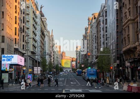 Madrid, Spagna. 24 Marzo 2021. La commissione per l'ambiente del Parlamento europeo ha approvato giovedì una relazione nella quale la Commissione è invitata a «stabilire nuove disposizioni giuridiche nelle direttive sulla qualità dell'aria per evitare politiche e misure locali che si sono dimostrate efficaci», non a «essere invertite senza una spiegazione o una valutazione approfondita». Inoltre, gli eurodeputati hanno sostenuto un emendamento in cui si impegnano a implementare misure di mobilità sostenibile e zone a basse emissioni. (Foto di Alberto Sibaja/Pacific Press) Credit: Pacific Press Media Production Corp./Alamy Live News Foto Stock