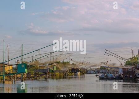 Geografia / viaggio, Italia, Comacchio, Porto Garibaldi, Canal Torre Rossa con capanne di pescatori e lattine, diritti aggiuntivi-clearance-Info-non-disponibile Foto Stock