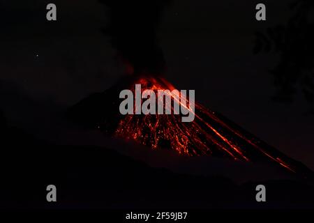 Eruzione notturna del vulcano Reventador - Provincia di Napo, Ecuador Foto Stock