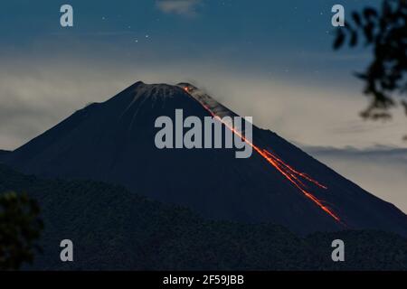 Eruzione notturna del vulcano Reventador - Provincia di Napo, Ecuador Foto Stock