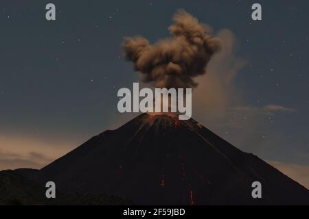 Eruzione notturna del vulcano Reventador - Provincia di Napo, Ecuador Foto Stock